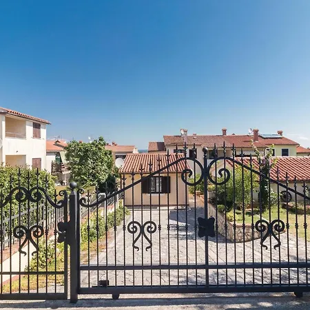 2 Bedroom Amazing In Prázdninový dům Pula