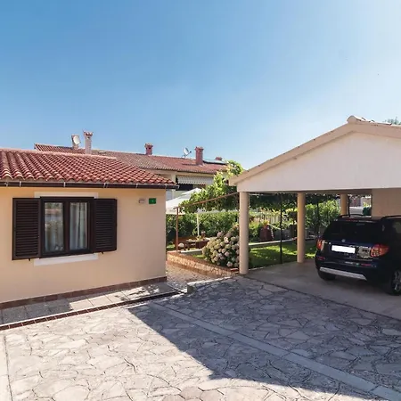 2 Bedroom Amazing Home In Pula Holiday home *