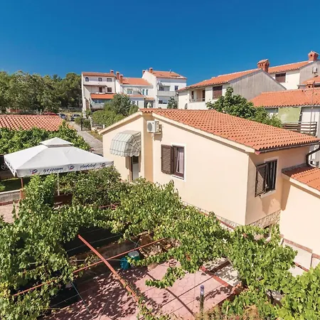 2 Bedroom Amazing Home In Pula *