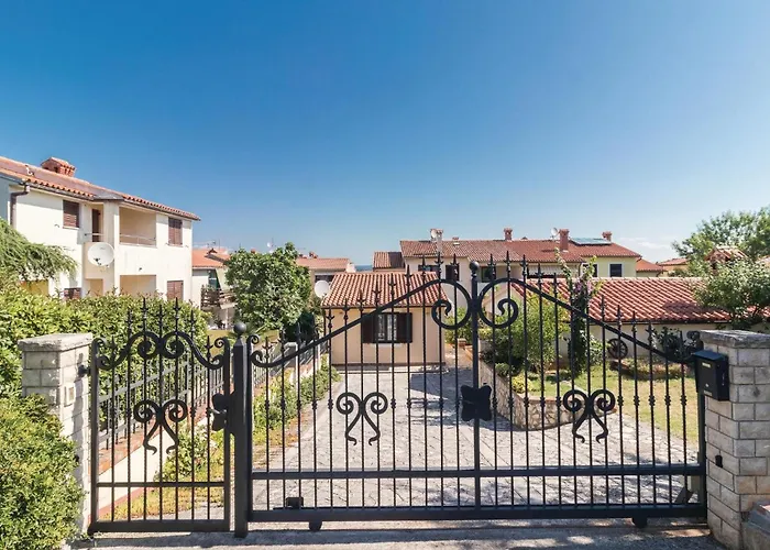 2 Bedroom Amazing Home In Pula Дом отдыха Пула